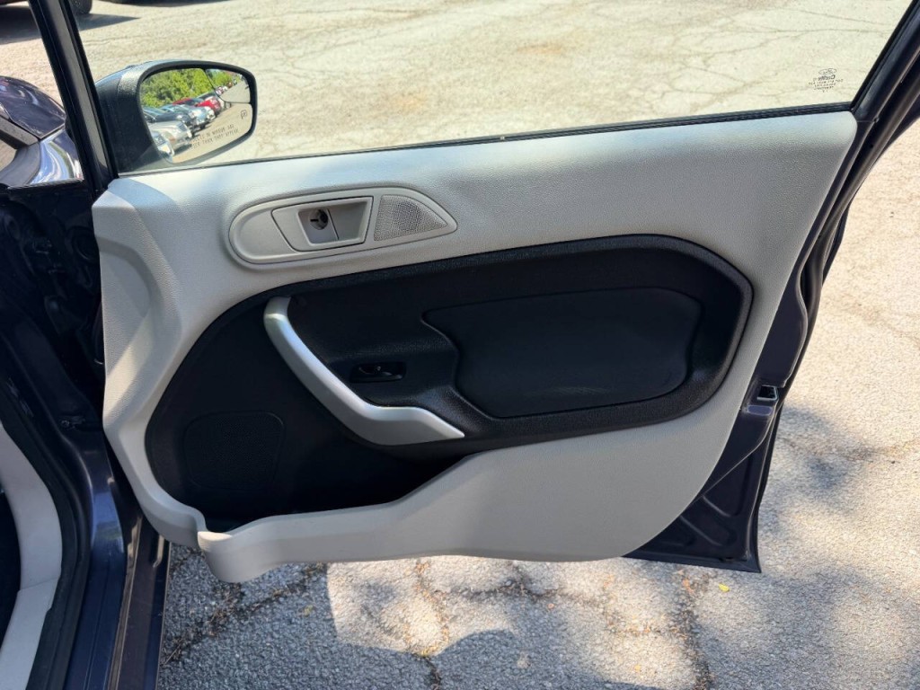 2013 Ford Fiesta Image 15