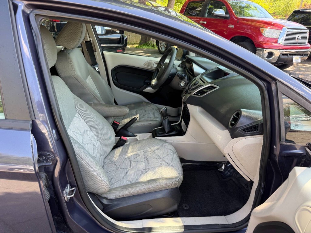 2013 Ford Fiesta Image 16