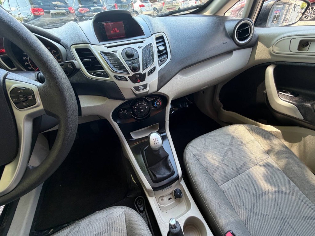 2013 Ford Fiesta Image 24
