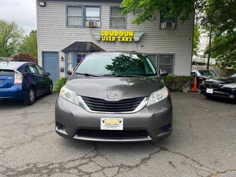 2012 Toyota Sienna Image 2
