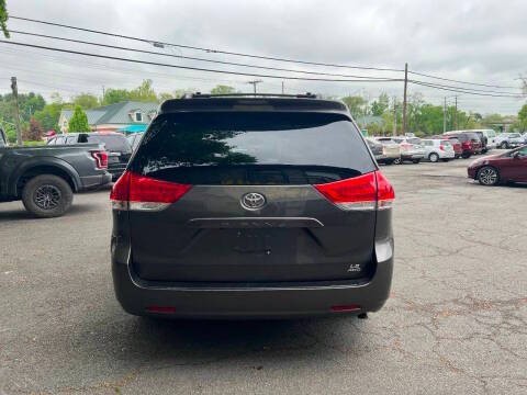 2012 Toyota Sienna Image 6