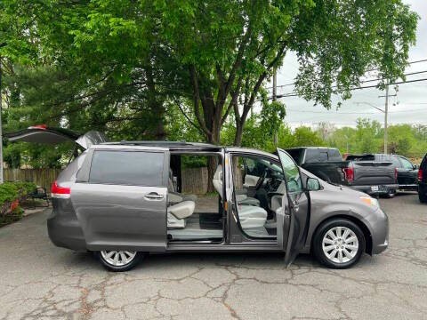 2012 Toyota Sienna Image 8