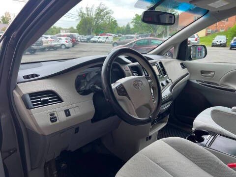 2012 Toyota Sienna Image 10