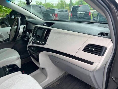 2012 Toyota Sienna Image 11