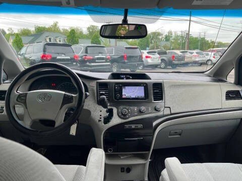 2012 Toyota Sienna Image 12