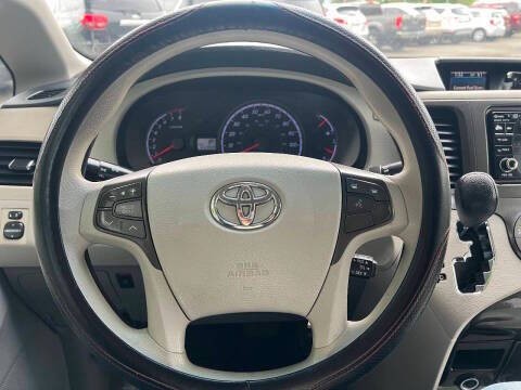 2012 Toyota Sienna Image 13