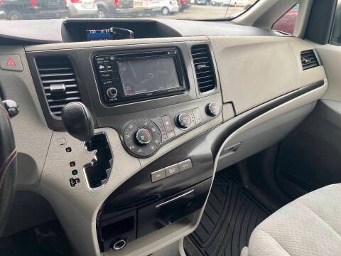 2012 Toyota Sienna Image 14