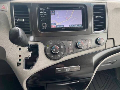 2012 Toyota Sienna Image 15