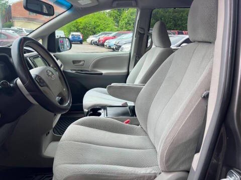 2012 Toyota Sienna Image 18