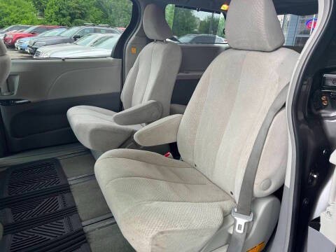 2012 Toyota Sienna Image 19