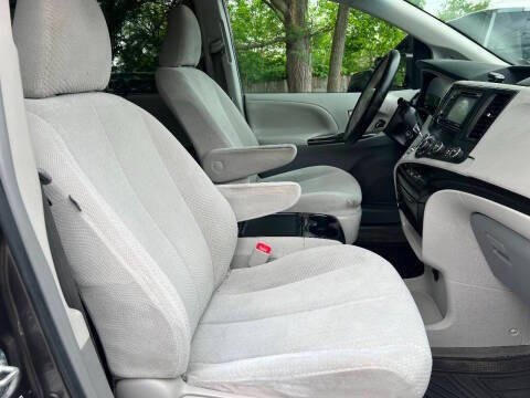 2012 Toyota Sienna Image 21