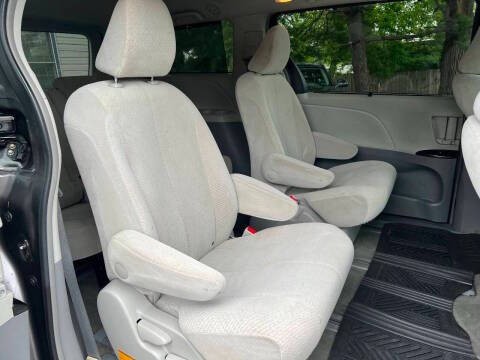 2012 Toyota Sienna Image 22