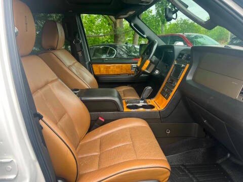 2011 Lincoln Navigator Image 16