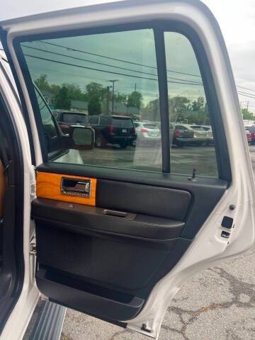 2011 Lincoln Navigator Image 22