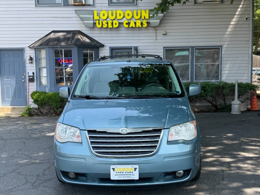 2010 Chrysler Town & Country Image 2