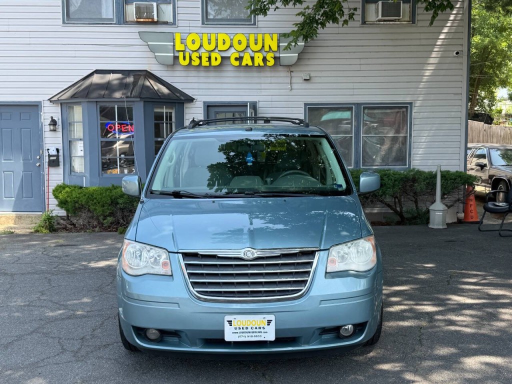 2010 Chrysler Town & Country Image 3