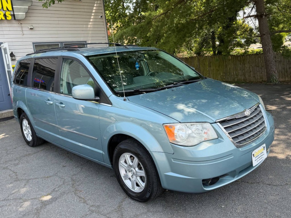 2010 Chrysler Town & Country Image 4