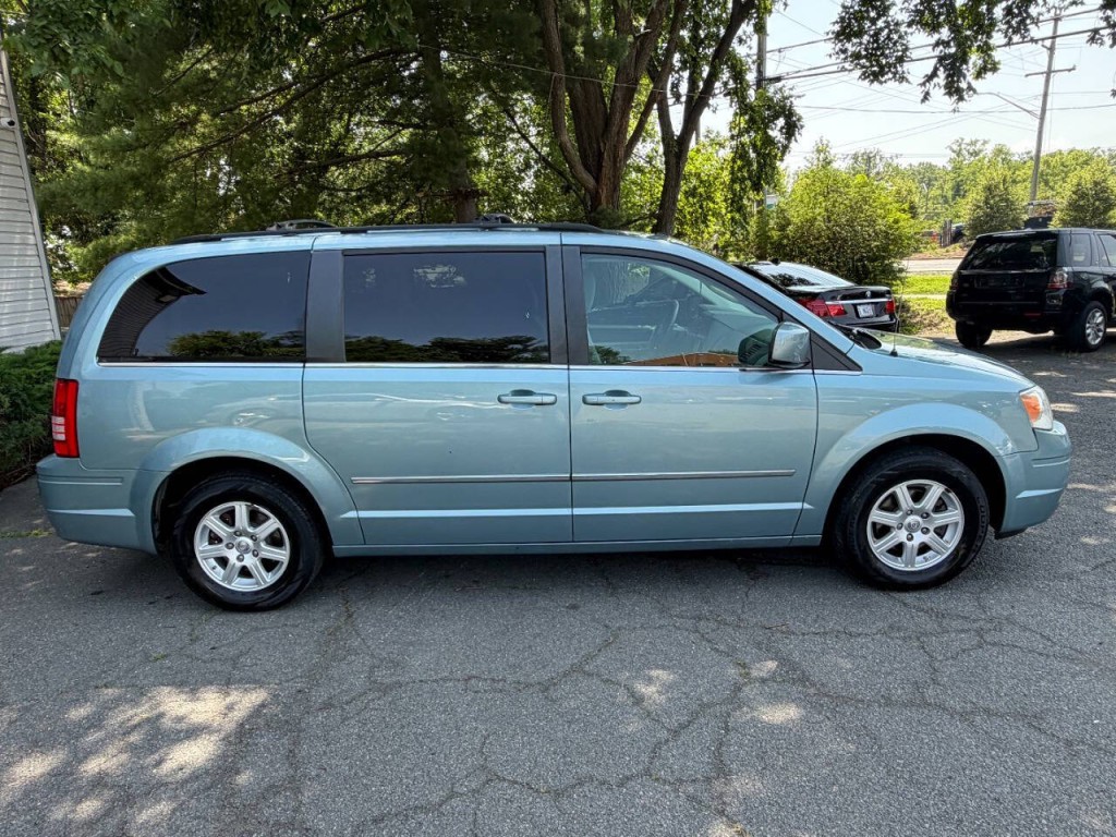 2010 Chrysler Town & Country Image 5