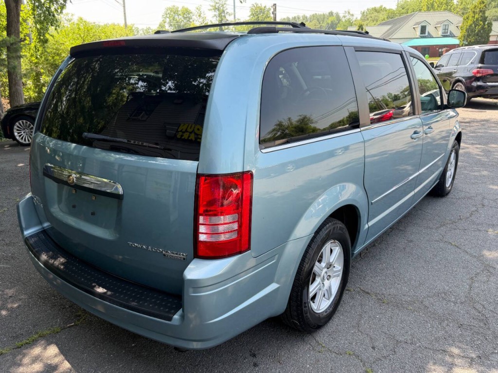 2010 Chrysler Town & Country Image 6