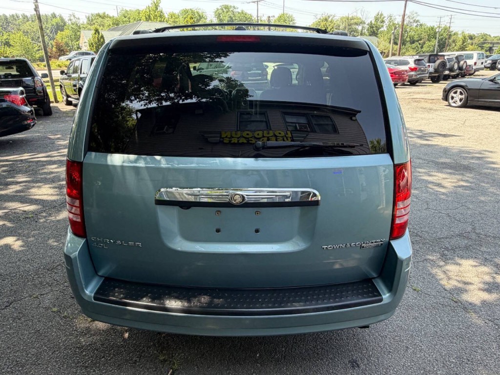 2010 Chrysler Town & Country Image 7