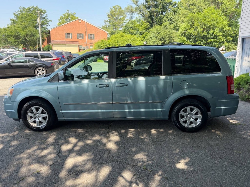 2010 Chrysler Town & Country Image 8