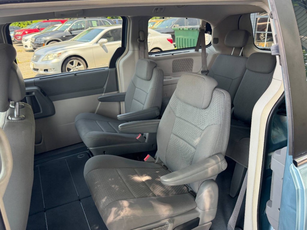 2010 Chrysler Town & Country Image 11
