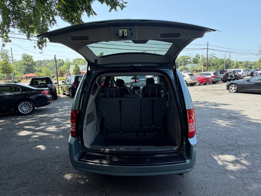 2010 Chrysler Town & Country Image 12