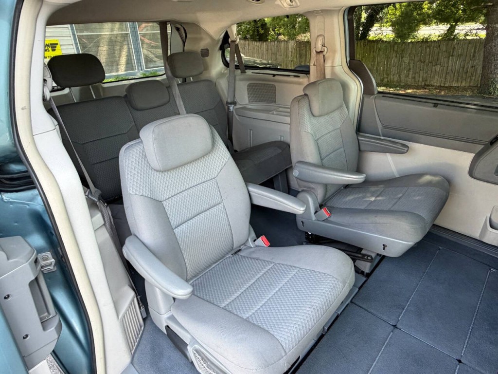 2010 Chrysler Town & Country Image 13