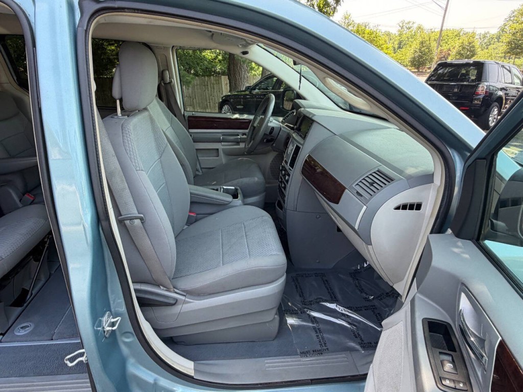 2010 Chrysler Town & Country Image 15