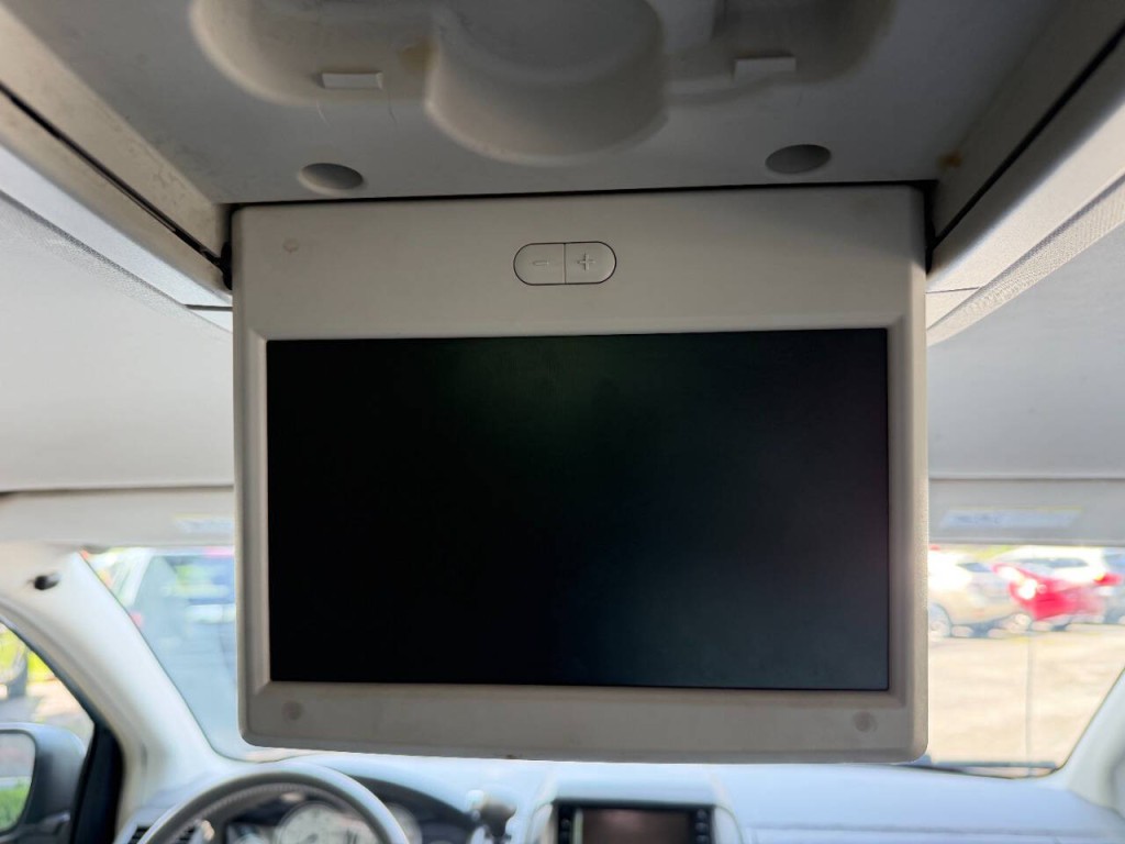 2010 Chrysler Town & Country Image 16