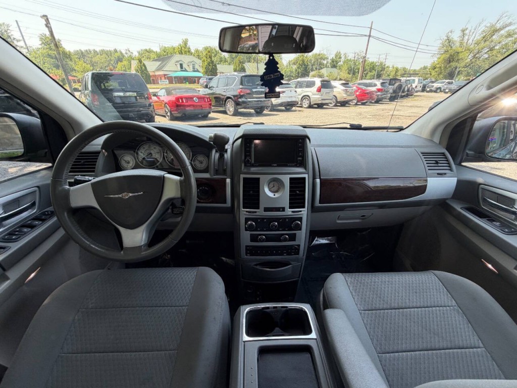 2010 Chrysler Town & Country Image 17