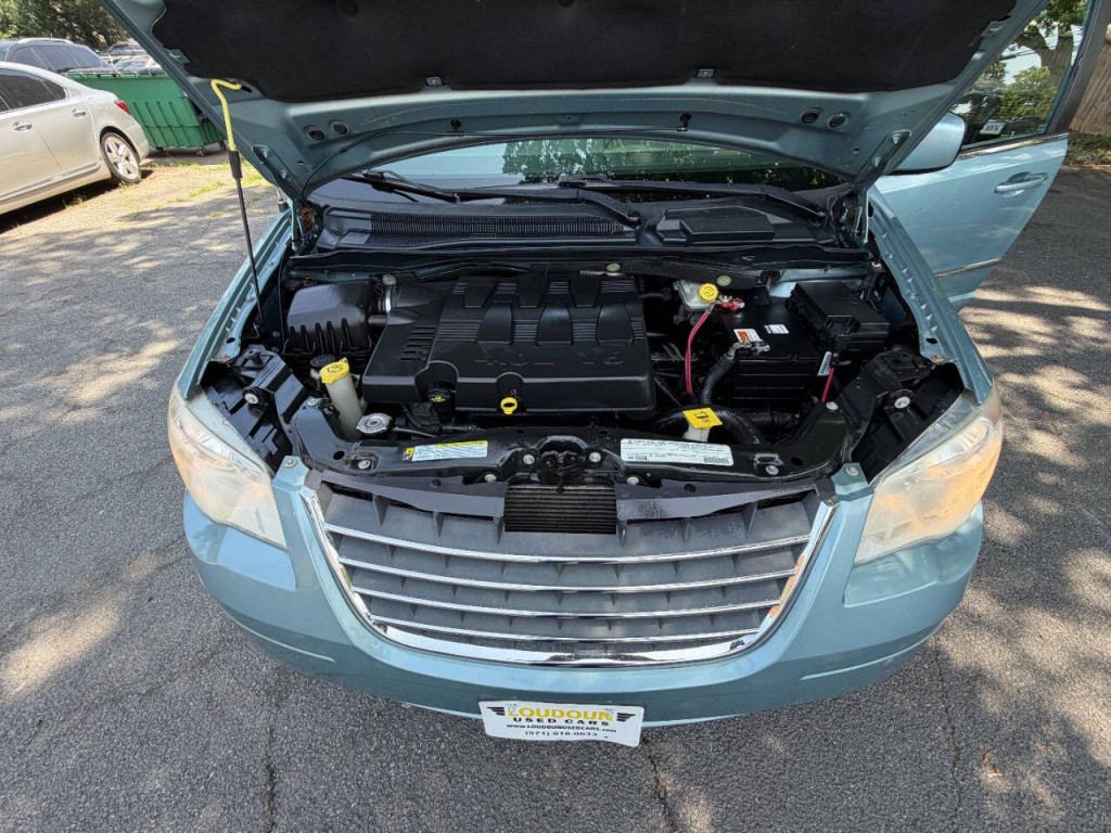 2010 Chrysler Town & Country Image 18