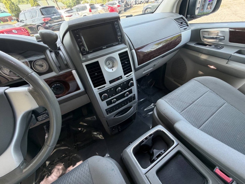 2010 Chrysler Town & Country Image 24