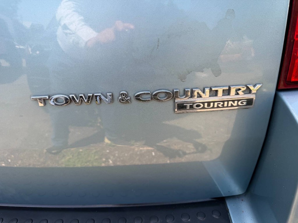 2010 Chrysler Town & Country Image 26