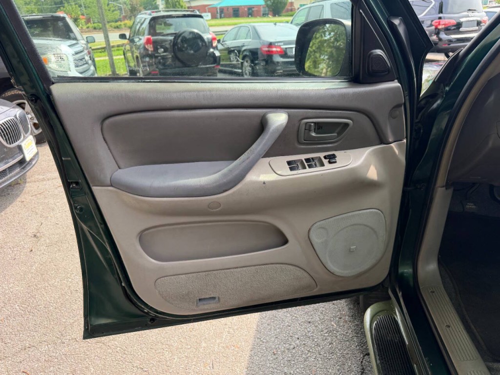 2004 Toyota Sequoia Image 9