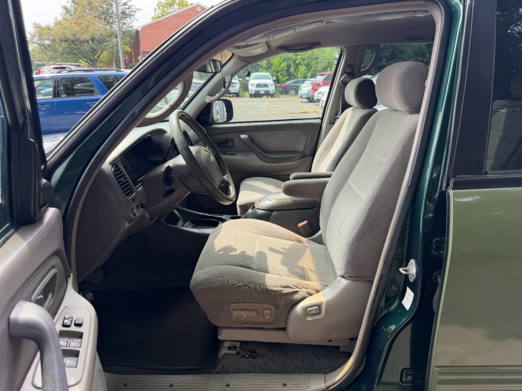 2004 Toyota Sequoia Image 10