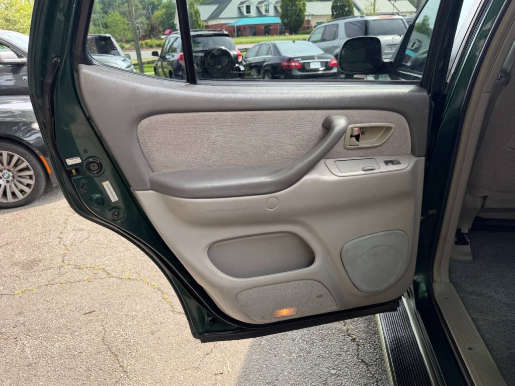 2004 Toyota Sequoia Image 11
