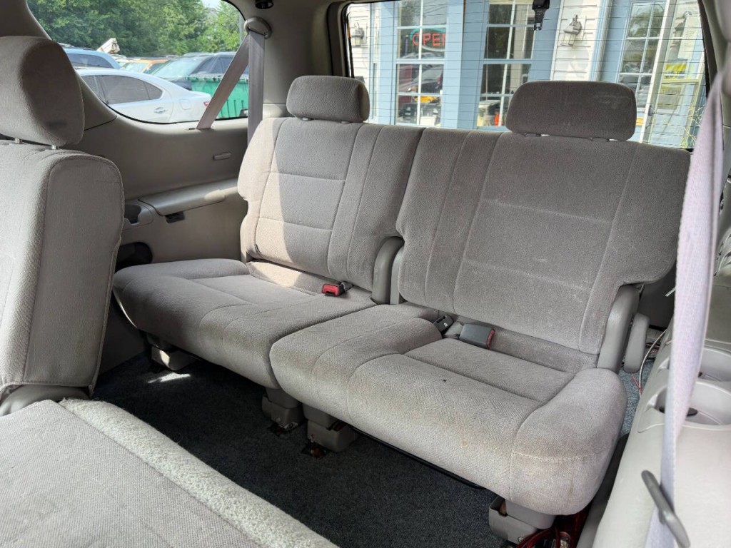 2004 Toyota Sequoia Image 13