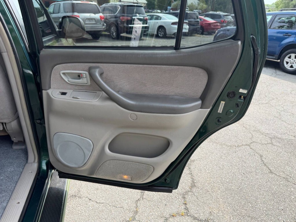 2004 Toyota Sequoia Image 15