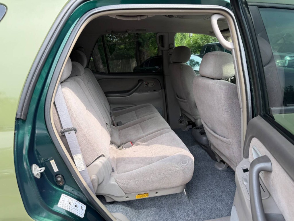 2004 Toyota Sequoia Image 16