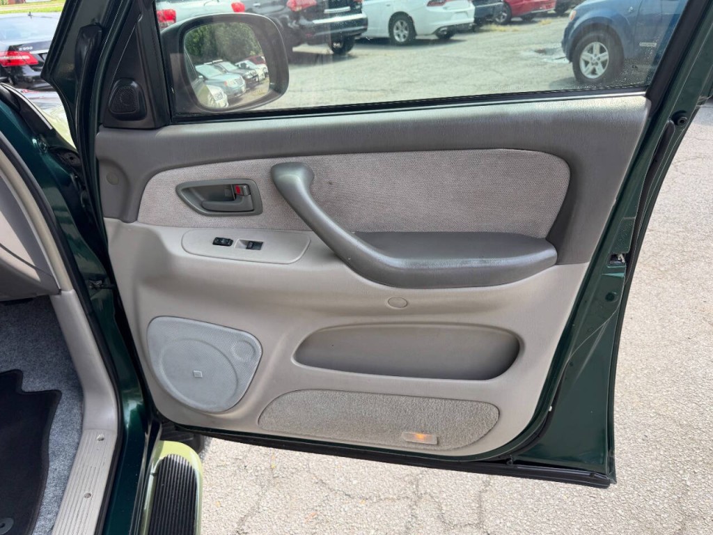 2004 Toyota Sequoia Image 17
