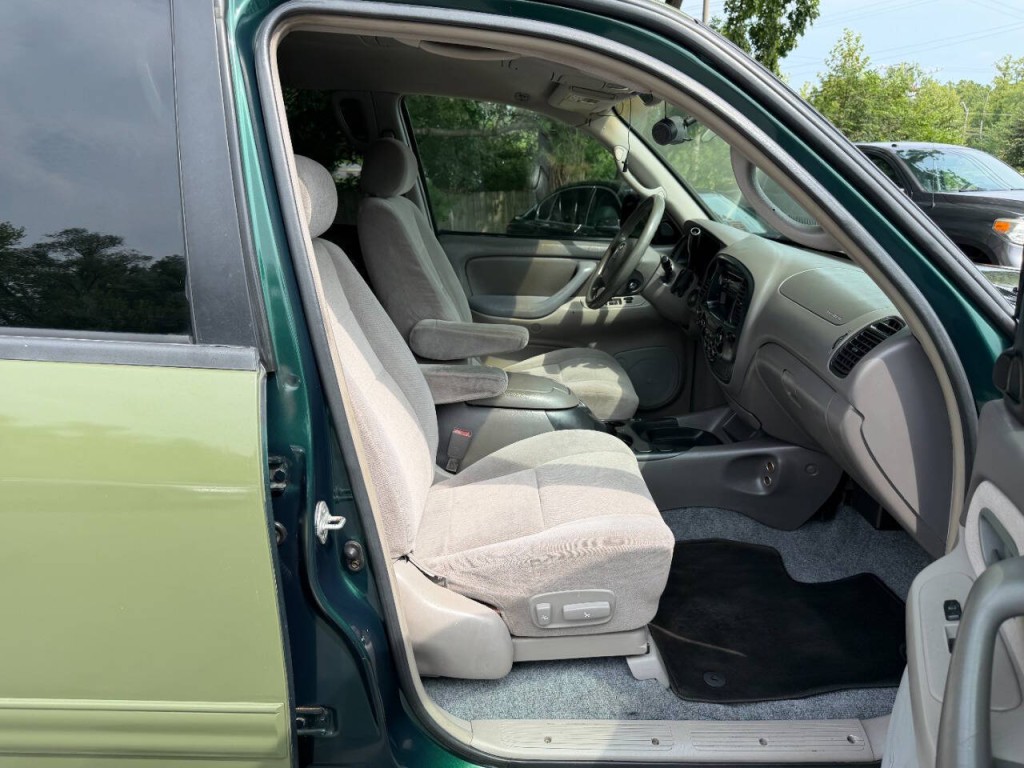 2004 Toyota Sequoia Image 18