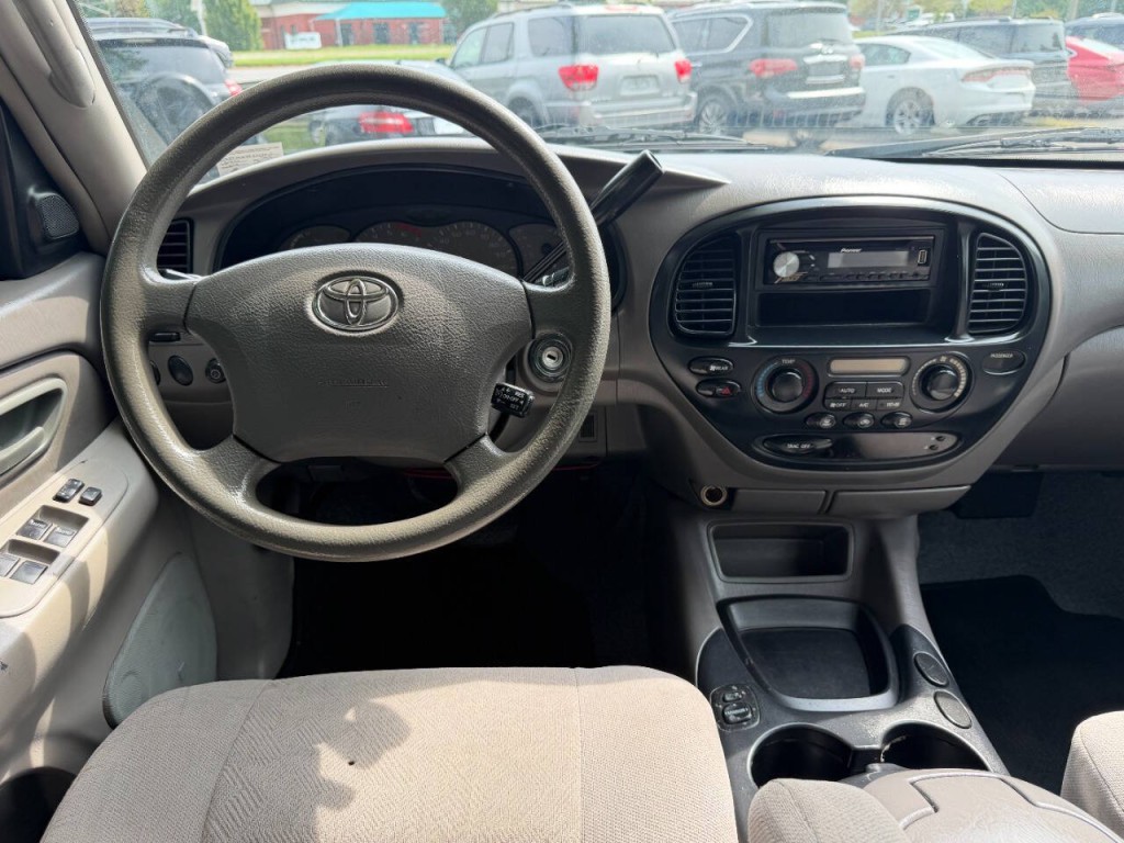2004 Toyota Sequoia Image 21