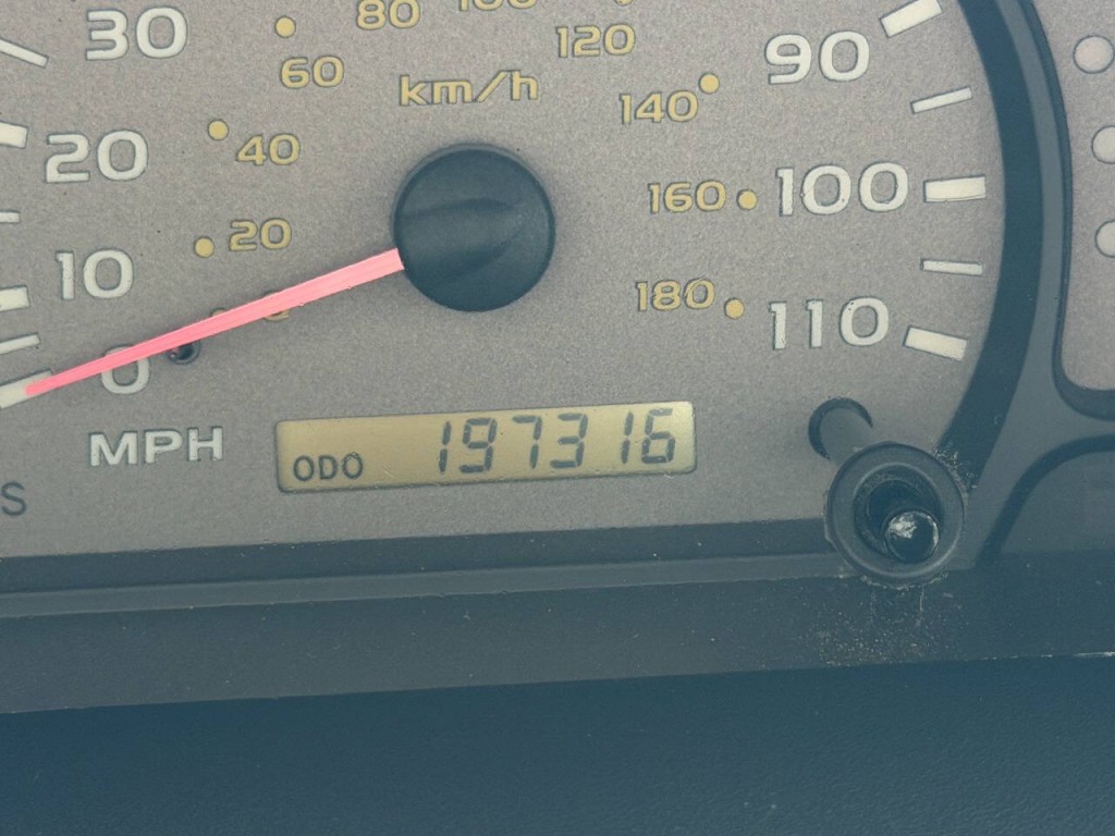 2004 Toyota Sequoia Image 25