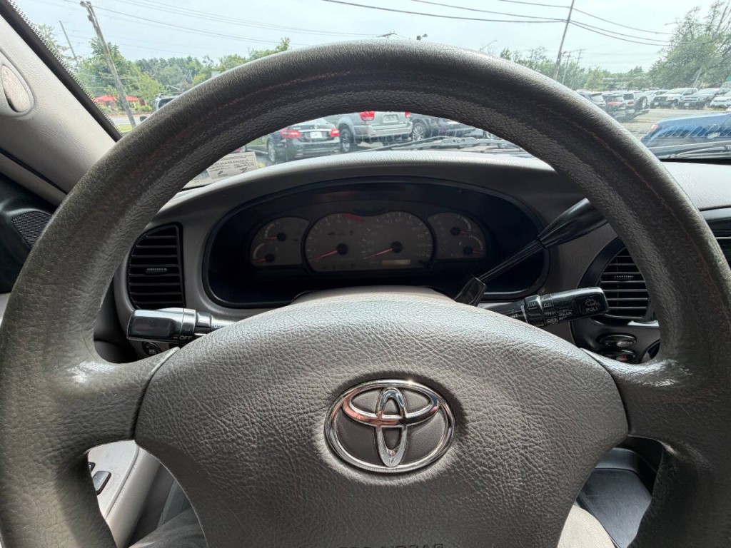 2004 Toyota Sequoia Image 26