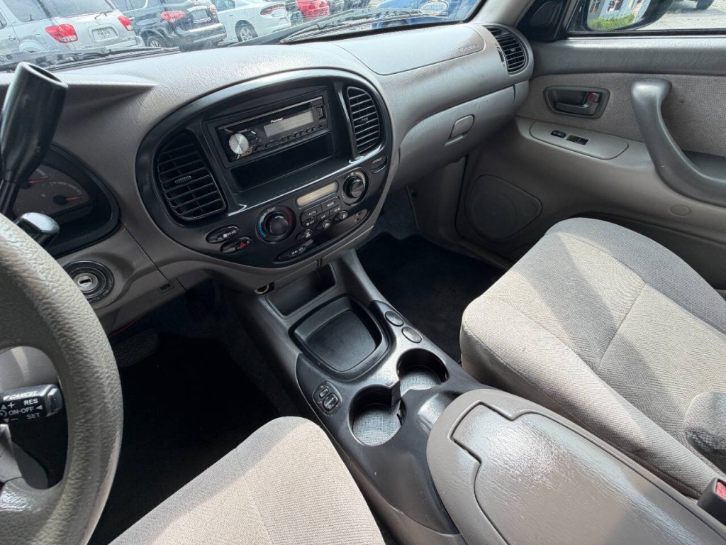 2004 Toyota Sequoia Image 27