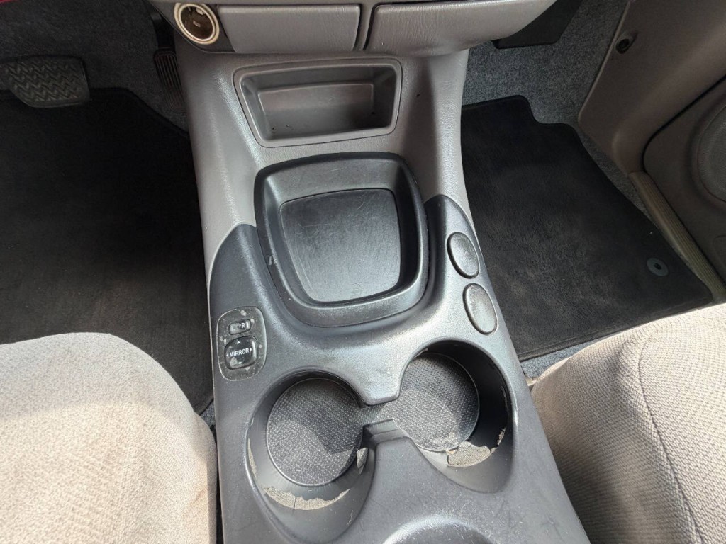 2004 Toyota Sequoia Image 28