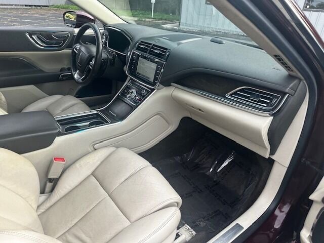 2017 Lincoln Continental Image 16
