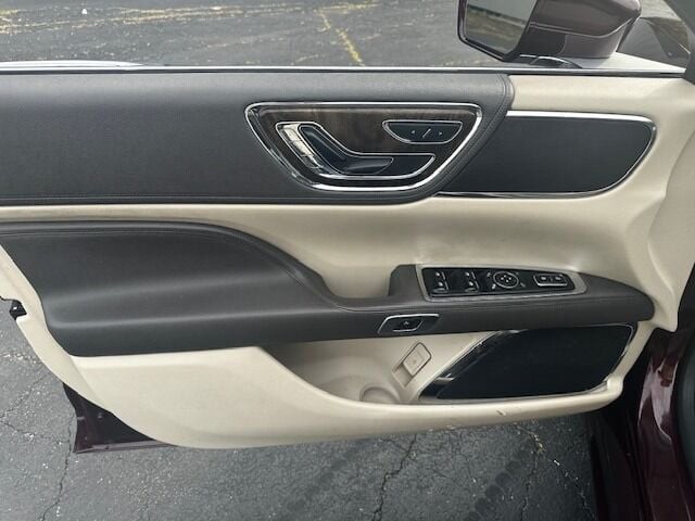 2017 Lincoln Continental Image 21