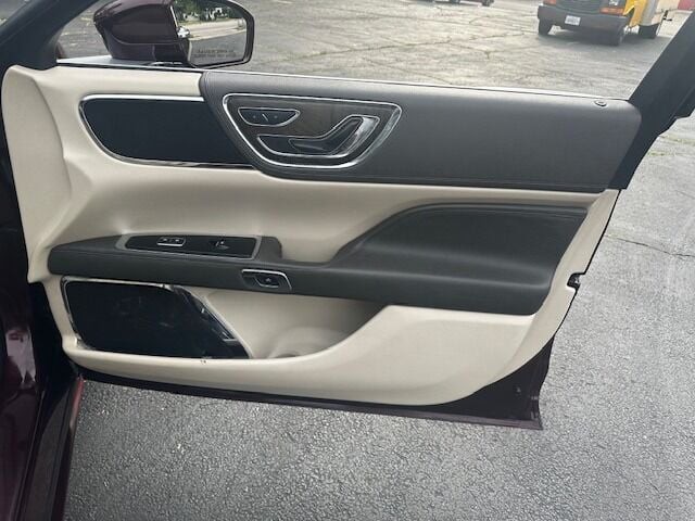 2017 Lincoln Continental Image 22